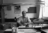 Erik Öberg, skiftförman, vid skrivbord på pappersbruket Papyrus i Mölndal, år 1990.