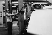 Jan Callesen i arbete vid maskin på pappersbruket Papyrus i Mölndal, år 1990.