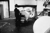 Slawomir Ribjer transporterar kartongrulle med truck på pappersbruket Papyrus i Mölndal, år 1990.