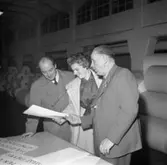 Fabriksvisning för Papyrus anställdas anhöriga. Pappersbruket Papyrus i Mölndal, 28/5 1957.