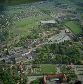 Flygfoto över pappersbruket Papyrus fabriksområde i Mölndal, 9/6 1969. Ovanför fabriksbyggnaderna till vänster syns Yngeredsfors fruktodlingar.