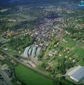 Flygfoto över pappersbruket Papyrus fabriksområde i Mölndal, 9/6 1969. Till höger om fabriksbyggnaderna syns Yngeredsfors fruktodlingar.