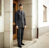 Brevbäraren på bilden är med stor sannolikhet Owe Jonsson. Owe
Jonsson var brevbärare i Växjö och vann EM-guld i Belgrad den 16
september 1962 i löpning 200 meter, bara 13 dagar senare omkom han i
en bilolycka.