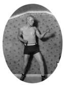 Tungviktsboxare Henry Nicklasson, bosatt i Mölndal, i boxarpose. HN var skandinavisk tungviktsmästare, tillhörde Mölndals Boxningsklubb, och senare Redbergslids. 

Handskriven text på baksidan av fotot: 1931 Elin Lundquist (resten oläsligt).