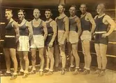 Gruppfoto av mästarna i Västsvenska juniormästerskapen i boxning, 1935. Fr. v: Gunnar Larsson, Mölndal; K. E. Winblad, Halmstad; Olle Larsson, Halmstad; Roland Ahlstrand, Pugilist; K. A. Svensson, Vänersborg; Stig Malmquist, Varberg; Raymund Carlsson, Hisingen; samt Henry Nicklasson, Mölndal (mästare i tungvikt).