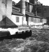 Översvämning i Mölndal, Fabriksfallet. Soabs fabriksanläggningar mellan Kvarnbygatan (Kråkan) och mölndalsfallen.