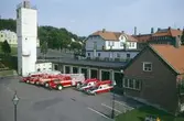 Brandstationen i Mölndal.

Brandstationen ligger vid Nya Torget. Här finns många brandbilar av olika slag, som du kan se på bilden. På de största vagnarna finns uppfällbara stegar på taket. Du kan se stora portar in till själva brandstationen, och innanför varje port finns plats för en brandbil eller en ambulans.

Vid eldsvåda larmas brandkåren antingen per telefon eller genom brandskåp, som finns uppsatta på vissa ställen inom kommunen.

Vid larm om eldsvåda blir det bråttom på brandstationen. Brandbilarna står alltid startklara, och det dröjer inte många sekunder efter larm, innan brandmännen fått på sig sin brandutrustning och bilarna med tjutande sirener kör iväg till brandplatsen.

I det stora höga tornet hänges brandslangarna upp för torkning efter användning.

Förr i tiden hade man ingen särskild brandkår, utan alla män var skyldiga att hjälpa till att släcka eldsvådor.

Man larmade befolkningen, särskilt nattetid, genom trumvirvlar eller genom att blåsa gälla signaler i särskilda brandlurar. En tid hade man en 