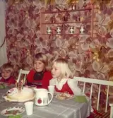 Kusin Maria, syster Ingela och Christine.

Christine som fyller 6 år har födelsedagskalas i köket på Delbancogatan i Mölndal, 1977.