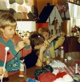 Dagisbarnens egna dockor. Dockteater hos Hällesåker deltidsgrupp 1986-12-11. Fotografi ur album tillhörande Blanka Kaplan.