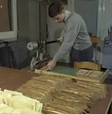 Öppning av missivkuvert med skärmaskin. Bildmaterial till diaserien
