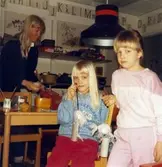 Dagisbarnens egna dockor. Dockteater hos Valås deltidsgrupp 1987-02-26. Fotografi ur album tillhörande Blanka Kaplan.