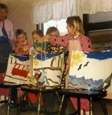 Dagisbarnens egna dockor. Dockteater på Östergårds daghem 1987-03-05. Fotografi ur album tillhörande Blanka Kaplan.