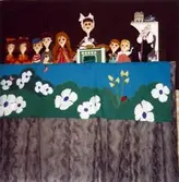 Sagan om pannkakan. Stavdockor, hösten 1988. Fotografi ur album tillhörande Blanka Kaplan.

Sagan om pannkakan är en upprepningsberättelse som handlar om en pannkaka som rullar ut i världen. Ständigt stöter pannkakan på djur och människor som vill äta upp honom, men dem lyckas han rulla ifrån. Tills han möter en gris. Den norska folksagan gick som dockföreställning 1990 i Vadstenas bibliotek.