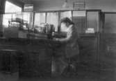 Interiörbild från poststationen  i Alfta, 1947.