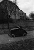 En pojke åker lådbil i Stretered, Kållered. Claes, ung rallyförare.