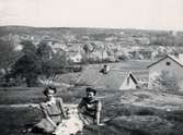 Åbykullen i Mölndal, år 1945.

Foto ur album som tillhört Maj Carlsson (givarens moster) f. 1920 d. 2008. Maj bodde i Mölndal på Pomonagatan och Broslättsgatan 4, aktiv i Missionsförsamlingen (först Trädgårdsgatan, sedan Bifrost).