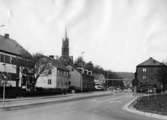 Bebyggelse längs Storgatan i Mölndal i riktning mot norr. I bakgrunden ses Fässbergs kyrka.