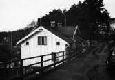 Ett bostadshus vid Esbiörn Schillersgatan i Forsåker, Mölndal, på 1960-talet.