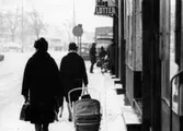 Gångtrafikanter på Göteborgsvägen i Mölndalsbro en vinter på 1960-talet.