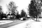 Postdiligens på linjen Råda - Långflon i Värmland. Vid Råda kyrka, foto 1930-talet.