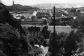 Vy från Lelle-Börjes trappor ned mot Trädgårdsgatan i Trädgården, 1960-tal. I bakgrunden till vänster ses Mölndals kyrka och till höger bostadsbebyggelse i Bosgården.