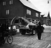 Snöröjning med hjälp av snöslunga på Frölundagatan i Mölndalbro, Mölndal, en vinterdag på 1960-talet.