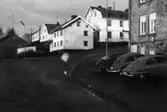 Bostadsbebyggelse vid Norra Forsåkergatan i Forsåker, Mölndal, på 1960-talet. Fotografi taget utanför nr 19, gamla polishuset.