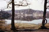 Vy från handikappbadplatsen vid Hästehagen i Gunnebo över Rådasjön i Mölndal på 1970-talet. På andra sidan sjön ses bebyggelse i Helenevik.