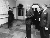 I entrén blåser Per Dahlberg, PFA (Postens Frimärksavdelning),
fanfar i posthorn. Jubileumshedersgäst var dåvarande kungen, Gustav
VI Adolf. Bakom honom lyssnar fr.v. Karl-Axel Löfgren, ambassadör W
Winther och generaldirektör Nils Hörjel.