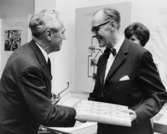 Direktör Einar Lundström, Frimärkshuset, Stockholm, överlämnar sin
gåva, som museichefen Gilbert Svensson tar emot.