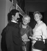 Intendent Elvy Eriksson-Novacki i sällskap med Berit Larsson båda
från PFA (Postens Frimärksavdelning) ser på utställningen.