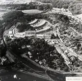 Bostadsbebyggelse under uppförande på Enerbacken i Mölndal. Flygfoto 1963.