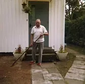 Solhemsgatan 10, år 1978. Åke Börjesson framför entrédörren mot gatan.