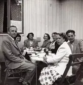 Solhemsgatan 10, utanför köksfönstret 1954. Inga-Lill Börjesson tillsammans med släktingar: svåger Göte Cedstrand, systerdotter Rita Fernlund, syster Linnéa Fernlund, syster Maj-Britt Cedstrand, mamma Emma Dahlberg och svåger Sven Fernlund.