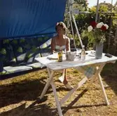 Inga-Lill Börjesson i trädgården. 25-årig bröllopsdag.