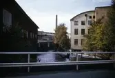 Utsikt från Rackarebron över Mölndalsfallen i Mölndals Kvarnby på 1970-talet. Till vänster ses ett gammalt magasin från 1800-talet och till höger ses gaveln till 