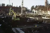 Centrumhuset under byggnation vid Frölundagatan i Mölndals centrum på 1970-talet. I bakgrunden till vänster ses även bebyggelse vid Storgatan.
Byggnationen i bildens högra sida:
närmast kanten: långa huset med gatunummer 20 och 22. Därefter Lyckan, nr 24.
Stora fyrkantiga gaveln: 