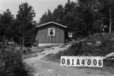 Byggnadsinventering i Lindome 1968. Skår (1:7).
Hus nr: 081A4006.
Benämning: fritidshus.
Kvalitet: mycket god
Material: trä.
Övrigt: två hönshus.
Tillfartsväg: framkomlig.