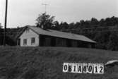 Byggnadsinventering i Lindome 1968. Knipered 4:27.
Hus nr: 081A4012.
Benämning: permanent bostad och redskapsbod.
Kvalitet, bostadshus: mycket god.
Kvalitet, redskapsbod: mindre god.
Material: gult tegel.
Tillfartsväg: framkomlig.
Renhållning: soptömning.