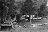 Byggnadsinventering i Lindome 1968. Holmen (1:3).
Hus nr: 081C3002. (Ligger på 1:3)
Övrigt: skjul, virke, truck. Verkligt miljöförstörande.
Tillfartsväg: framkomlig.