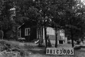 Byggnadsinventering i Lindome 1968. Holmen 1:10.
Hus nr: 081C3005.
Benämning: fritidshus, gäststuga och redskapsbod.
Kvalitet, fritidshus och gäststuga: mycket god.
Kvalitet, redskapsbod: mindre god.
Material: trä.
Tillfartsväg: framkomlig.
Renhållning: ej soptömning.