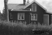 Byggnadsinventering i Lindome 1968. Knipered 1:6.
Hus nr: 082D4002.
Benämning:  fritidshus.
Kvalitet: god.
Material: tegelpapp.