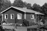 Byggnadsinventering i Lindome 1968. Hällesåker 4:48.
Hus nr: 091A1006.
Benämning: fritidshus och redskapsbod.
Kvalitet, fritidshus: mycket god.
Kvalitet, redskapsbod: god.
Material: trä.
Tillfartsväg: framkomlig.
Renhållning: soptömning.