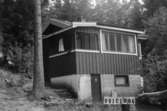 Byggnadsinventering i Lindome 1968. Skår 1:17.
Hus nr: 091C1006.
Benämning: fritidshus.
Kvalitet: god.
Material: trä.
Tillfartsväg: framkomlig.
Renhållning: soptömning.