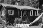 Byggnadsinventering i Lindome 1968. Dvärred 1:21.
Hus nr: 091C2002.
Benämning: fritidshus, gäststuga och redskapsbod.
Kvalitet, fritidshus och gäststuga: god.
Kvalitet, redskapsbod: mindre god.
Material: trä.
Övrigt: lekstuga.
Tillfartsväg: ej framkomlig.
Renhållning: ej soptömning.