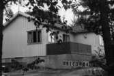 Byggnadsinventering i Lindome 1968. Långö (1:1).
Hus nr: 091C3004.
Benämning: fritidshus och redskapsbod.
Kvalitet: god.
Material: trä.
Tillfartsväg: framkomlig.