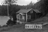 Byggnadsinventering i Lindome 1968. Långö 1:5.
Hus nr: 091C3007.
Benämning: fritidshus och redskapsbod.
Kvalitet: god.
Material: trä.
Övrigt: ligger vid sjön, fullt synligt men stör ej.
Tillfartsväg: framkomlig.
Renhållning: soptömning.