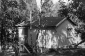 Byggnadsinventering i Lindome 1968. Skräppholmen 2:29.
Hus nr: 091D1025.
Benämning: fritidshus och två redskapsbodar.
Kvalitet, fritidshus: god.
Kvalitet, redskapsbodar: mindre god.
Material: trä.
Tillfartsväg: framkomlig.
Renhållning: soptömning.