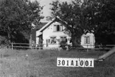 Byggnadsinventering i Lindome 1968. Ålgårdsbacka 1:7.
Hus nr: 301A1001.
Benämning: permanent bostad, ladugård och två redskapsbodar.
Kvalitet, bostadshus: god.
Kvalitet, ladugård: mindre god.
Kvalitet, redskapsbodar: god, mindre god.
Material, bostadshus och ladugård: trä.
Material, redskapsbodar: det ena trä, det andra natursten.
Tillfartsväg: framkomlig.
