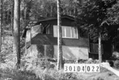 Byggnadsinventering i Lindome 1968. Inseros 1:43.
Hus nr: 301D4022.
Benämning: fritidshus och redskapsbod.
Kvalitet, fritidshus: mycket god.
Kvalitet, redskapsbod: god.
Material: trä.
Tillfartsväg: framkomlig.
Renhållning: soptömning.
